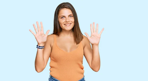 Молодая Белая Женщина Повседневной Одежде Показывает Показывает Пальцами Номер Десять — стоковое фото
