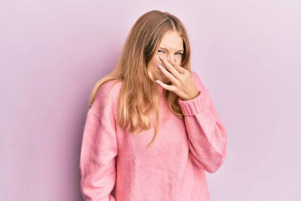 Beautiful Young Caucasian Girl Wearing Casual Clothes Smelling Something Stinky — Foto de Stock