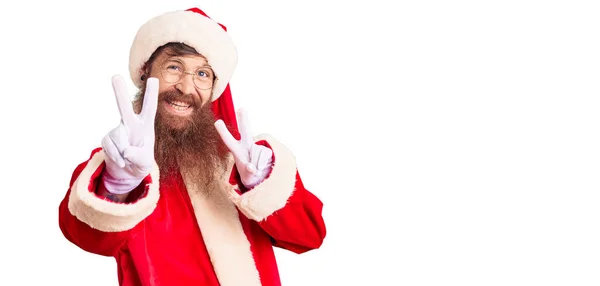 Uzun Sakallı Noel Baba Kostümü Giyen Yakışıklı Genç Adam Kameraya — Stok fotoğraf