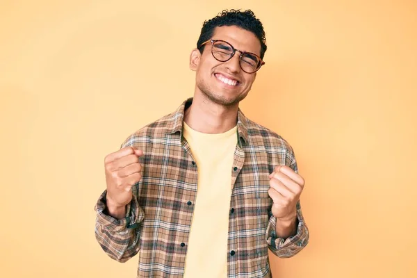 Fiatal Jóképű Spanyol Férfi Alkalmi Ruhát Szemüveget Visel Nagyon Boldog — Stock Fotó