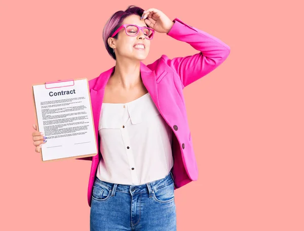 Junge Schöne Frau Mit Rosa Haaren Hält Klemmbrett Mit Vertrag — Stockfoto