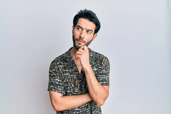 Ung Latinamerikan Man Bär Elegant Sommar Skjorta Tänker Koncentrerad Tvivel — Stockfoto