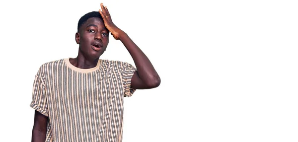 Ung Afrikansk Amerikansk Man Bär Tillfälliga Kläder Överraskad Med Hand — Stockfoto