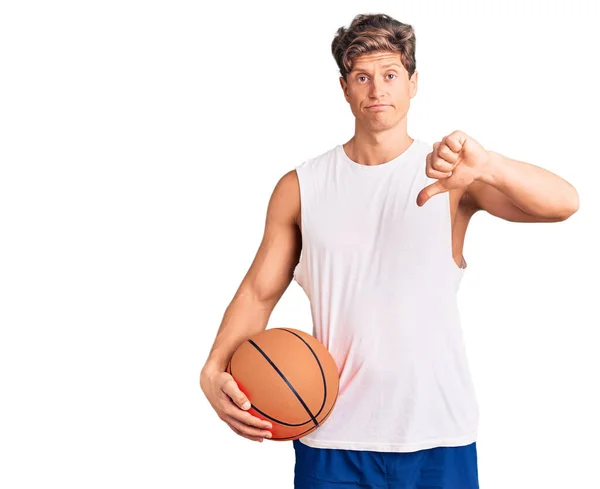 Jovem Homem Bonito Segurando Bola Basquete Com Rosto Irritado Sinal — Fotografia de Stock