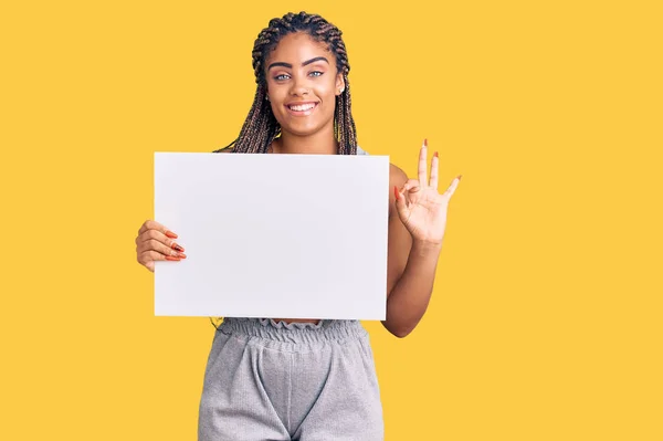 Joven Mujer Afroamericana Con Trenzas Sosteniendo Banner Vacío Blanco Haciendo —  Fotos de Stock