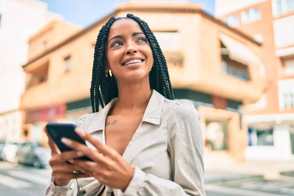 Jovem Afro Americana Sorrindo Feliz Usando Smartphone Cidade — Fotografia de Stock