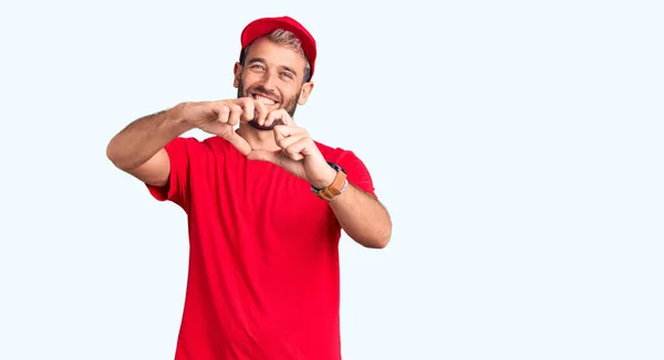 Ung Snygg Blond Man Shirt Och Mössa Ler Kärlek Gör — Stockfoto