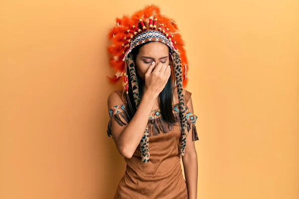 Jovem Morena Vestindo Traje Indiano Cansado Esfregando Nariz Olhos Sentindo — Fotografia de Stock