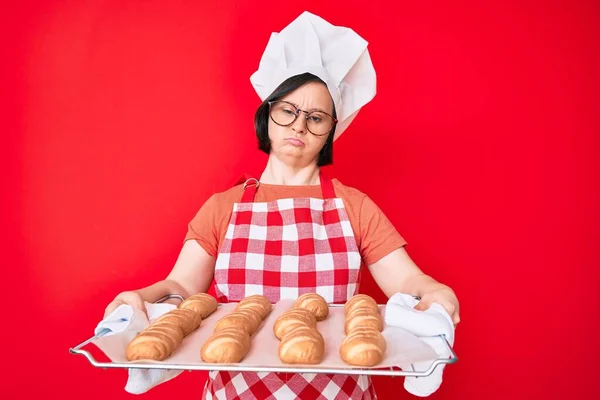Brünette Frau Mit Syndrom Trägt Bäckeruniform Und Hält Selbstgebackenes Brot — Stockfoto