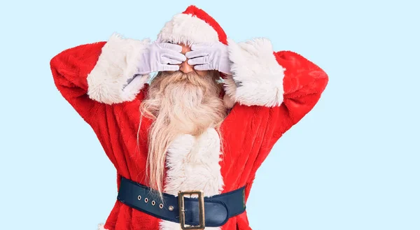 Staruszek Siwymi Włosami Długą Brodą Noszący Tradycyjny Kostium Mikołaja Przykrywający — Zdjęcie stockowe