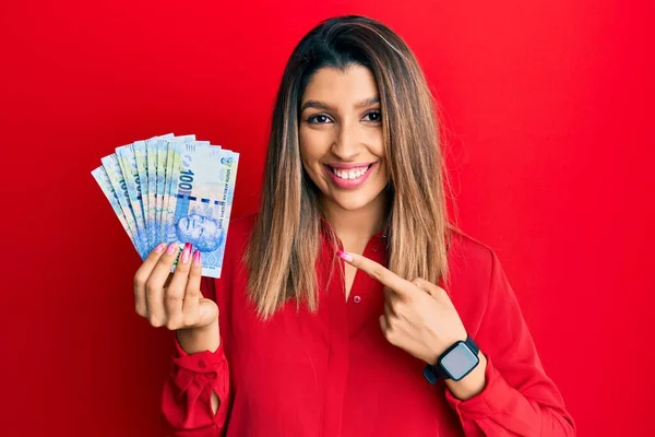 Krásná Brunetka Žena Drží Jihoafrický 100 Rand Bankovky Úsměvem Šťastný — Stock fotografie