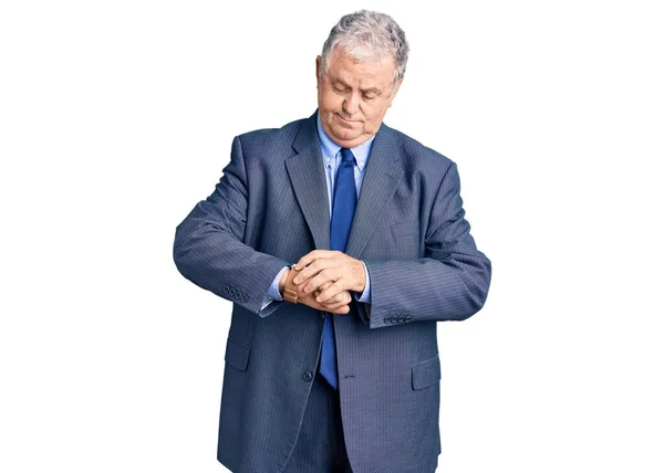 Älterer Grauhaariger Mann Business Jacke Der Der Armbanduhr Die Uhrzeit — Stockfoto