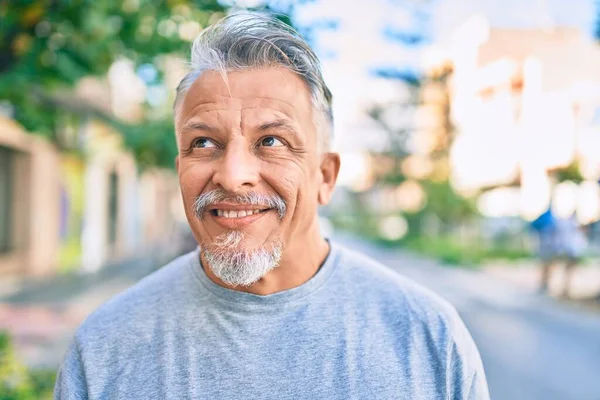 Hombre Pelo Gris Hispano Mediana Edad Sonriendo Feliz Pie Ciudad — Foto de Stock