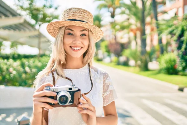 Joven Chica Turista Caucásica Sonriendo Feliz Usando Cámara Vintage Calle — Foto de Stock