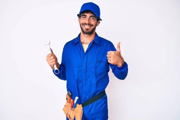 Jovem Bonito Com Cabelo Encaracolado Urso Vestindo Uniforme Macacão Construtor — Fotografia de Stock