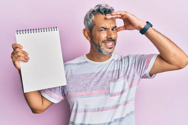 Orta Yaşlı Kır Saçlı Elinde Boş Bir Defter Tutan Kafası — Stok fotoğraf