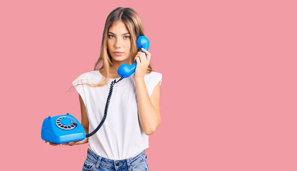 Schöne Kaukasische Frau Mit Blonden Haaren Hält Vintage Telefon Denkhaltung — Stockfoto