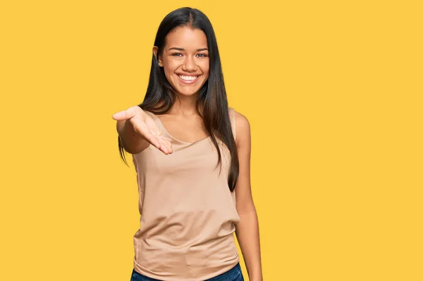 Hermosa Mujer Hispana Vistiendo Ropa Casual Sonriente Amistosa Ofreciendo Apretón — Foto de Stock