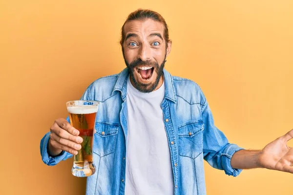 Attraktiver Mann Mit Langen Haaren Und Bart Der Ein Bier — Stockfoto