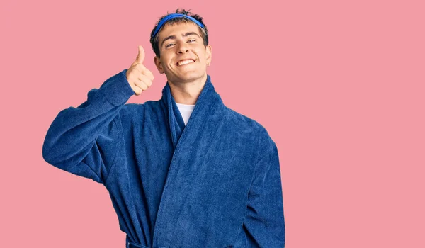 Jovem Homem Bonito Vestindo Máscara Sono Roupão Sorrindo Feliz Positivo — Fotografia de Stock