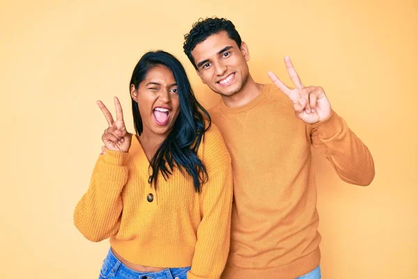 Schönes Lateinisches Junges Paar Lässiger Kleidung Zusammen Lächelnd Mit Glücklichem — Stockfoto