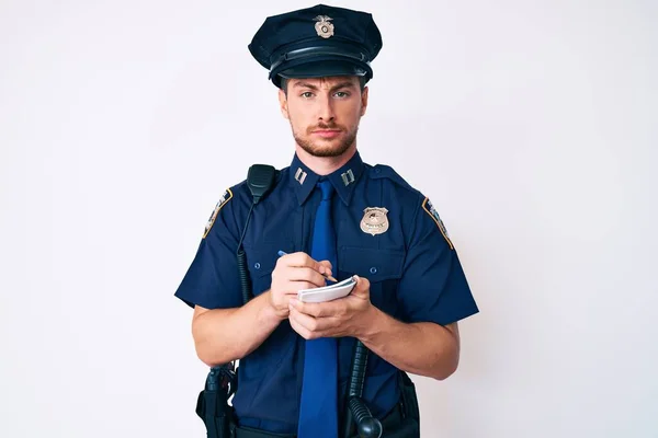 Jovem Caucasiano Vestindo Uniforme Policial Escrevendo Bem Cético Nervoso Franzindo — Fotografia de Stock