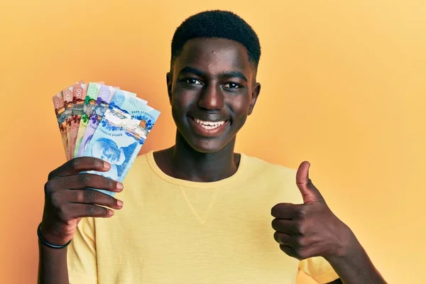 Fiatal Afro Amerikai Férfi Kezében Kanadai Dollár Mosolyogva Boldog Pozitív — Stock Fotó