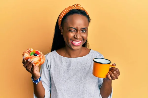 Jonge Afrikaanse Vrouw Drinken Van Koffie Het Eten Van Gebak — Stockfoto