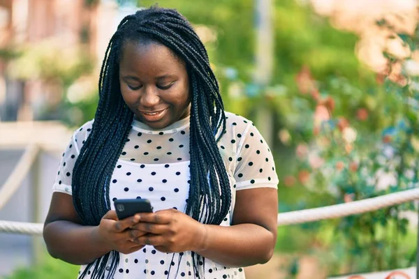 Jovem Afro Americana Sorrindo Feliz Usando Smartphone Cidade — Fotografia de Stock