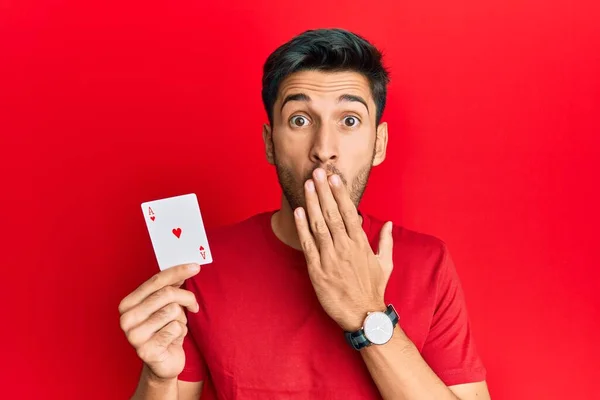 Genç Yakışıklı Bir Adam Elinde Poker Kartı Ile Ağzını Kapatıyor — Stok fotoğraf