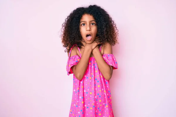 Afroamerikanisches Kind Mit Lockigem Haar Lässiger Kleidung Schreit Und Erstickt — Stockfoto