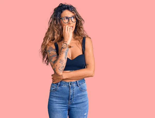 Mujer Hispana Joven Con Tatuaje Usando Ropa Casual Gafas Que —  Fotos de Stock