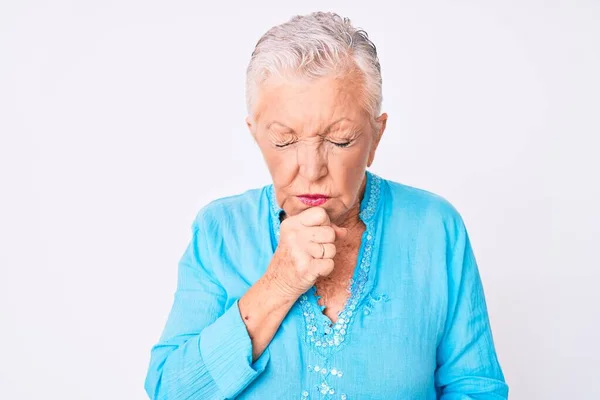 Senioren Mooie Vrouw Met Blauwe Ogen Grijs Haar Dragen Zomerkleding — Stockfoto