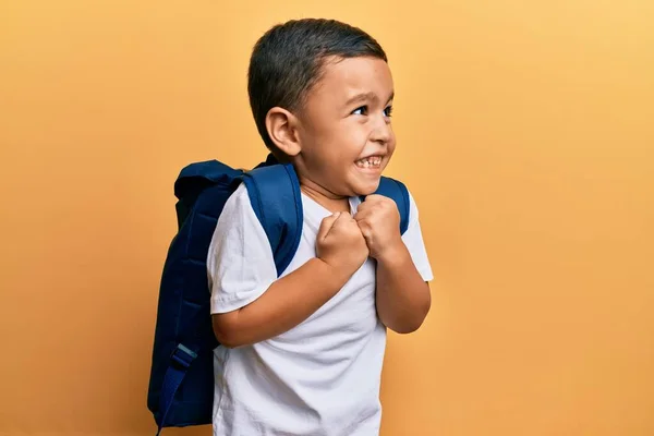 Adorable Niño Latino Sonriendo Feliz Usando Mochila Estudiante Sobre Fondo — Foto de Stock