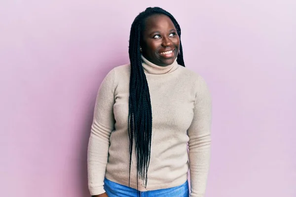 Mujer Negra Joven Con Trenzas Que Usan Suéter Casual Invierno —  Fotos de Stock