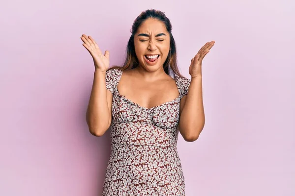 Jonge Latijnse Vrouw Draagt Casual Kleding Vieren Gek Gek Voor — Stockfoto