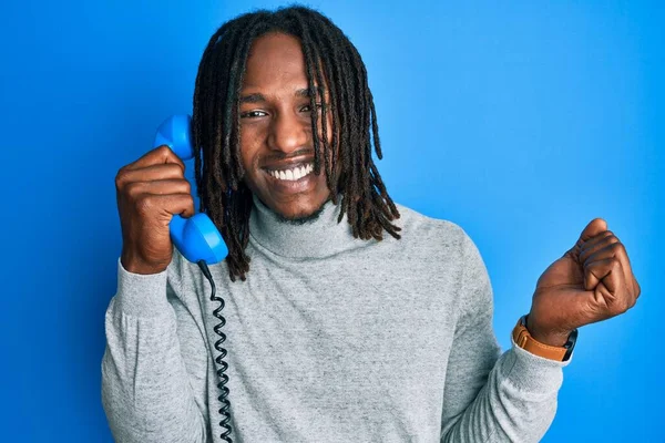 Hombre Afroamericano Con Trenzas Sosteniendo Teléfono Vintage Gritando Orgulloso Celebrando —  Fotos de Stock