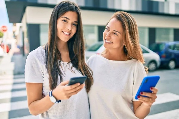 Bela Mãe Hispânica Filha Sorrindo Feliz Usando Smartphone Cidade — Fotografia de Stock