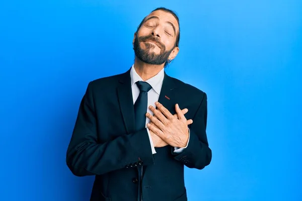 Homem Atraente Com Cabelos Longos Barba Vestindo Terno Negócios Gravata — Fotografia de Stock