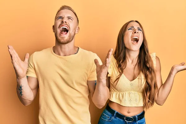 Casal Jovem Namorada Namorado Abraçando Juntos Loucos Loucos Gritando Gritando — Fotografia de Stock