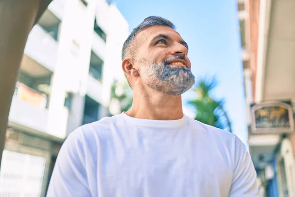 Medioevo Uomo Dai Capelli Grigi Sorridente Felice Piedi Alla Città — Foto Stock