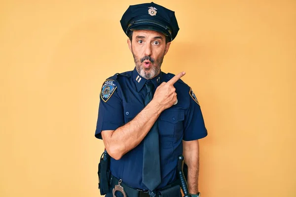 Middle Age Hispanic Man Wearing Police Uniform Surprised Pointing Finger — Stock fotografie