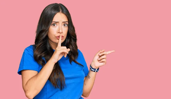 Mooie Brunette Jonge Vrouw Dragen Casual Kleding Vragen Stil Zijn — Stockfoto