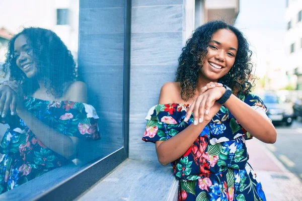 Giovane Donna Afroamericana Con Capelli Ricci Sorridente Felice All Aperto — Foto Stock