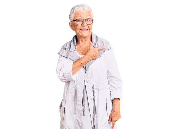 Senior Bella Donna Con Gli Occhi Azzurri Capelli Grigi Indossa — Foto Stock