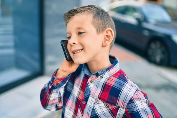 Rozkošný Kavkazský Chlapec Usmívá Šťastný Mluvení Smartphone Městě — Stock fotografie