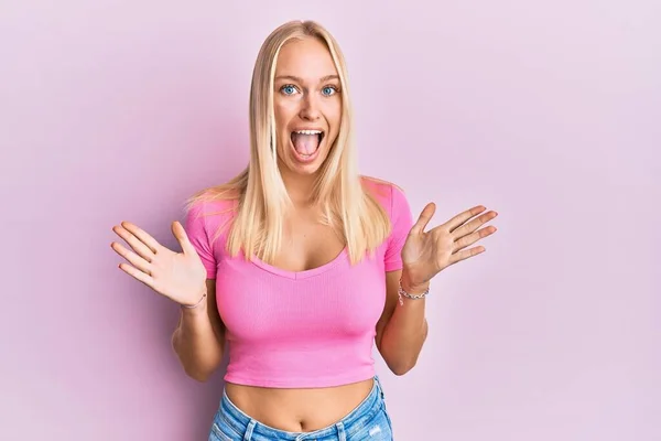 Giovane Ragazza Bionda Indossa Abiti Casual Che Celebrano Pazzo Stupito — Foto Stock