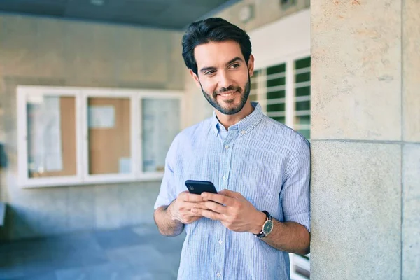 Genç Spanyol Adam Şehirde Akıllı Telefon Kullanarak Mutlu Gülümsüyor — Stok fotoğraf