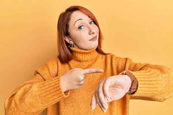 Bella Rossa Donna Indossa Casual Maglione Invernale Sfondo Giallo Fretta — Foto Stock