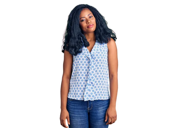Güzel Afro Amerikan Bir Kadın Günlük Yazlık Gömlek Giyiyor Yüzünde — Stok fotoğraf